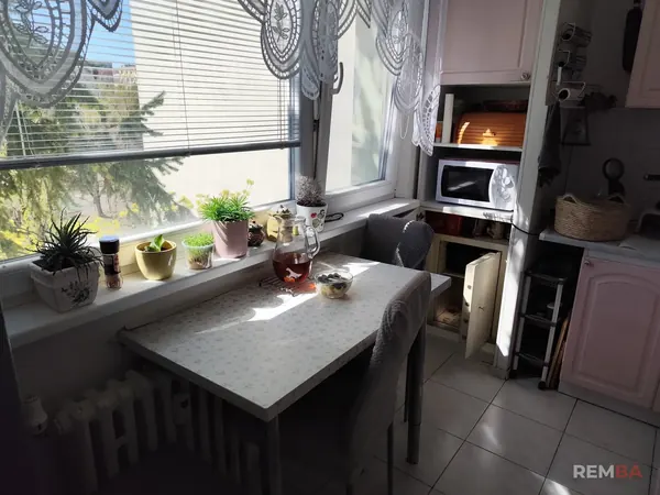 Pôvodná kuchyňa s jedálenským stolom - Dúbravka, Bratislava