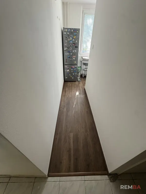 Chodba s novou podlahou - Dúbravka, Bratislava