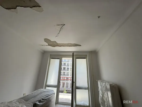 Poškodený strop pred opravou - Račianska, Bratislava