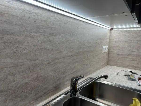 Kuchynská linka IKEA — detail zásteny v dekore mramoru s LED osvetlením a dvojdrezom — Hrubá Borša