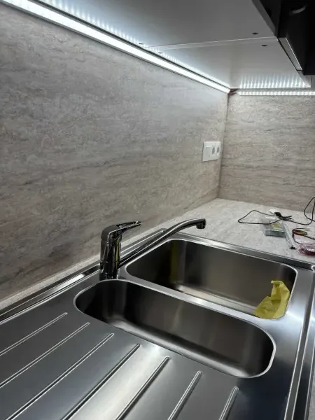 Kuchynská linka IKEA — detail nerezového drezu a batérie po montáži — Hrubá Borša