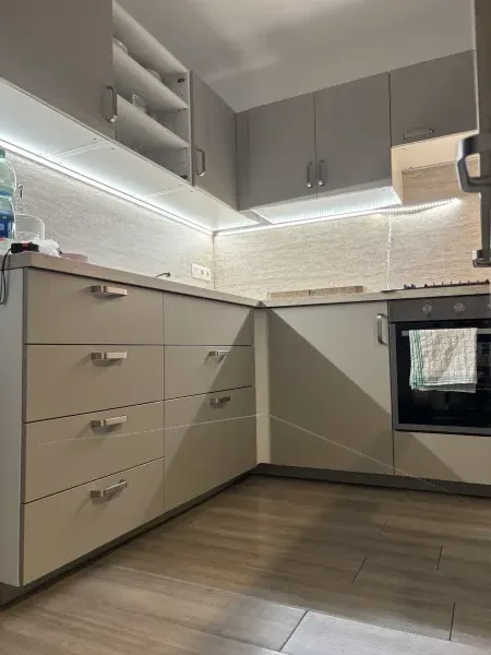 Kuchynská linka IKEA — pohľad na dolné skrinky s úchytkami a vstavanou rúrou — Hrubá Borša
