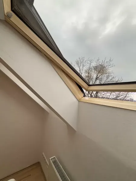 Detail dokončeného ostenia okna — Karlova Ves