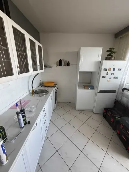 Kuchynská linka Sconto Senec — celkový pohľad počas finalizácie montáže