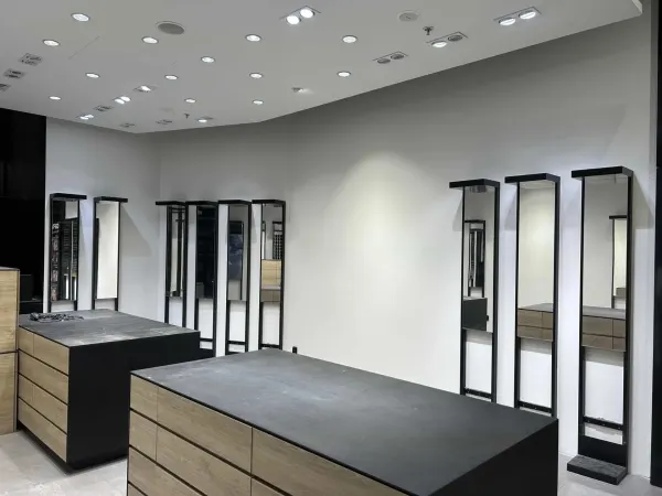 Hotové regály v predajnom priestore - OC Aupark
